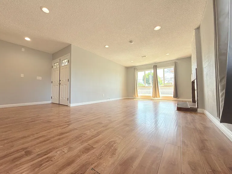 9845 Hayvenhurst Ave — Photo 3