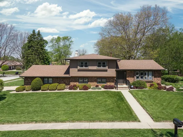 2502 Yorktown Dr, Bloomington, IL 61704