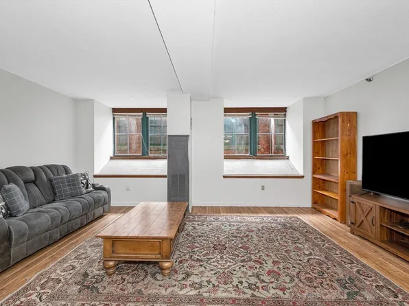 200 Market St APT 115, Lowell, MA 01852