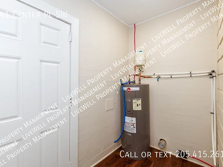 741 Center Pl SW — Photo 2