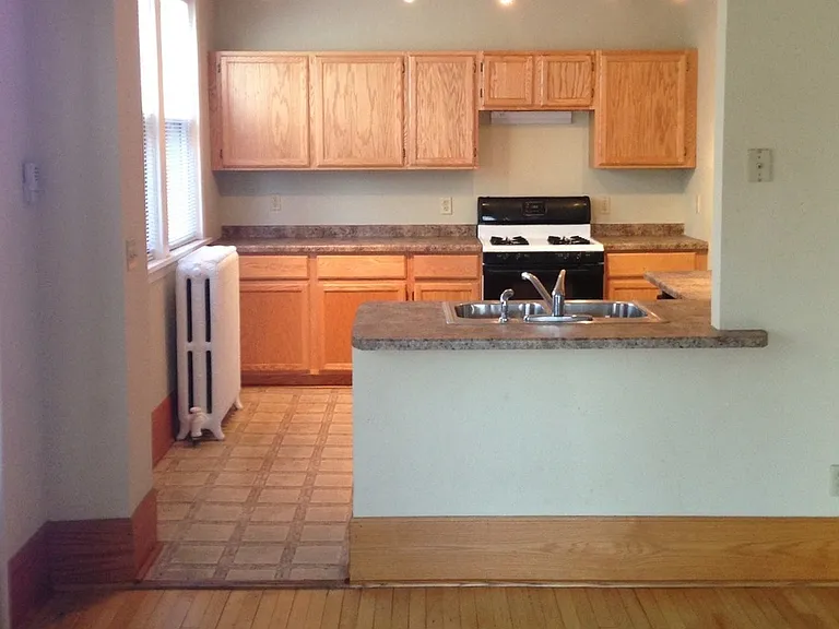 305-307 Duplex — Photo 4