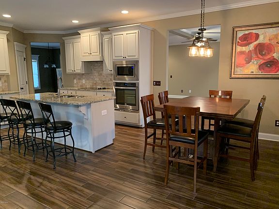3rd image of 1018 Marion Oaks Dr