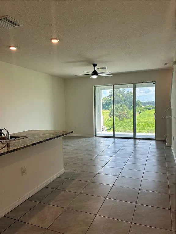 3 bed, 2.5 bath, 1673 sqft, $2,100 — Photo 3