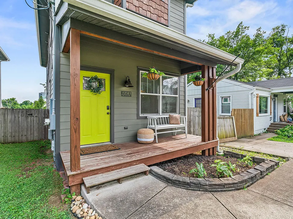 916-916A Thomas Ave