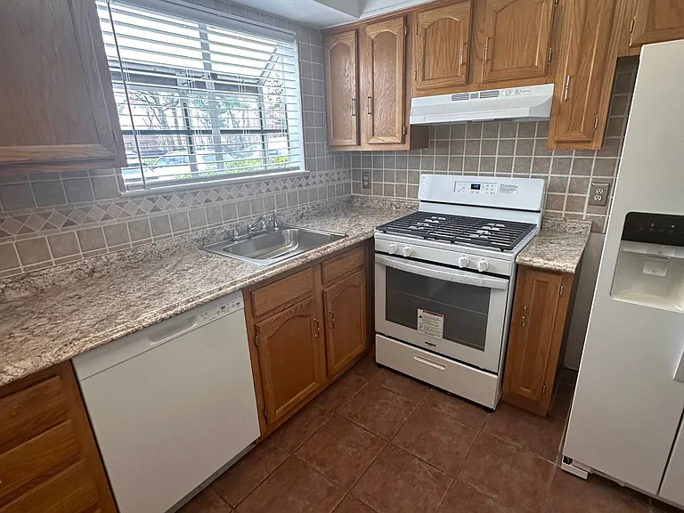 551 Clubhouse Ct #9 — Photo 6