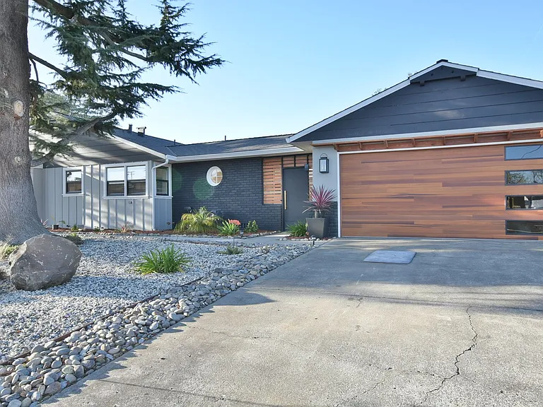 990 S Clover Ave — Photo 1