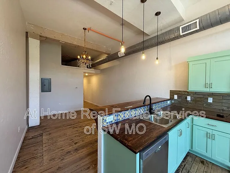 320 W Walnut St #203 — Photo 3