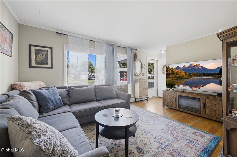 4th image of 6 Carlton Drive