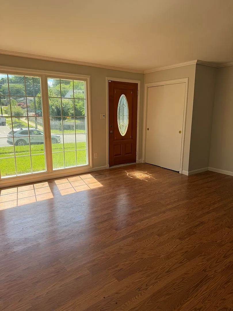 Pampered Split Level Close To Evertyhing! — Photo 2