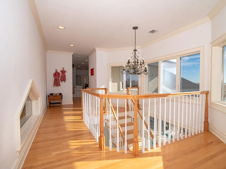 605 Dune Rd — Photo 11