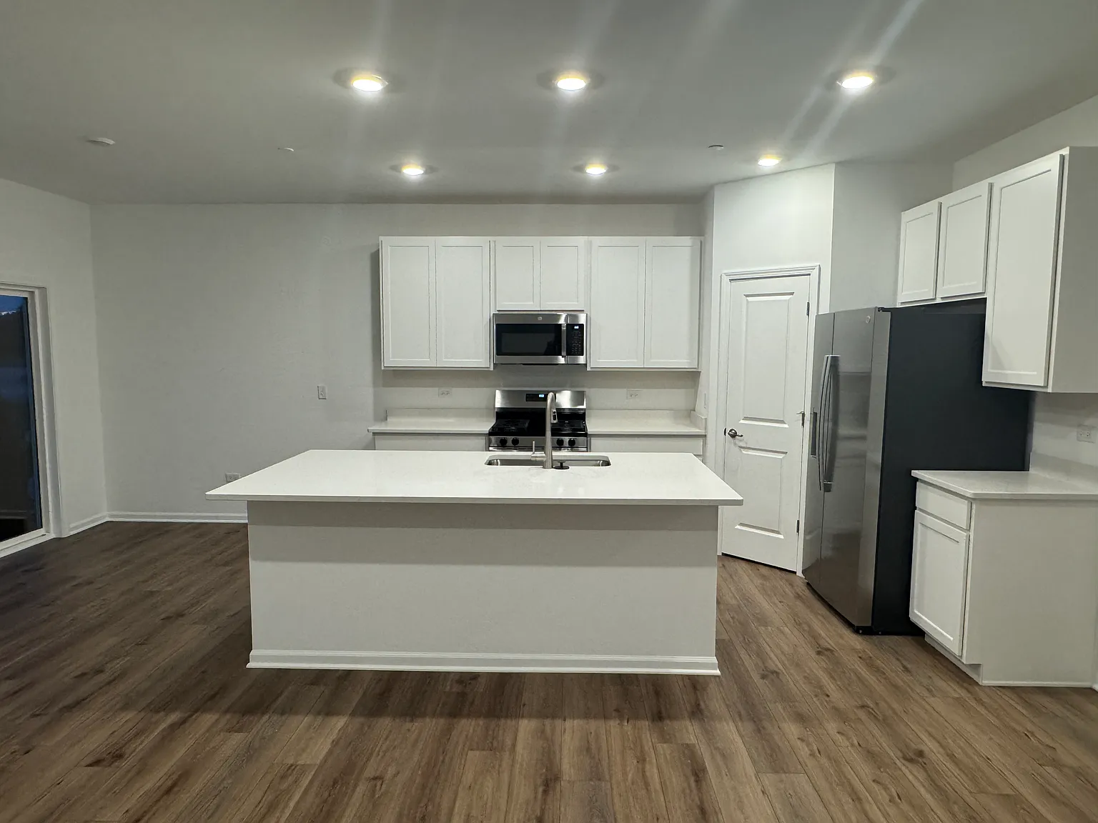 3 bed, 2.5 bath, 1840 sqft, $3,200 — Photo 2