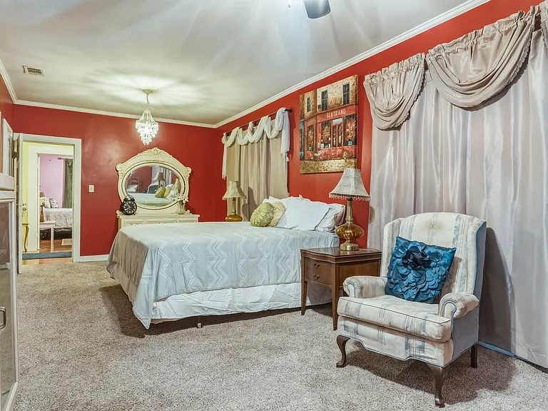 412 Pinehill Dr — Photo 1