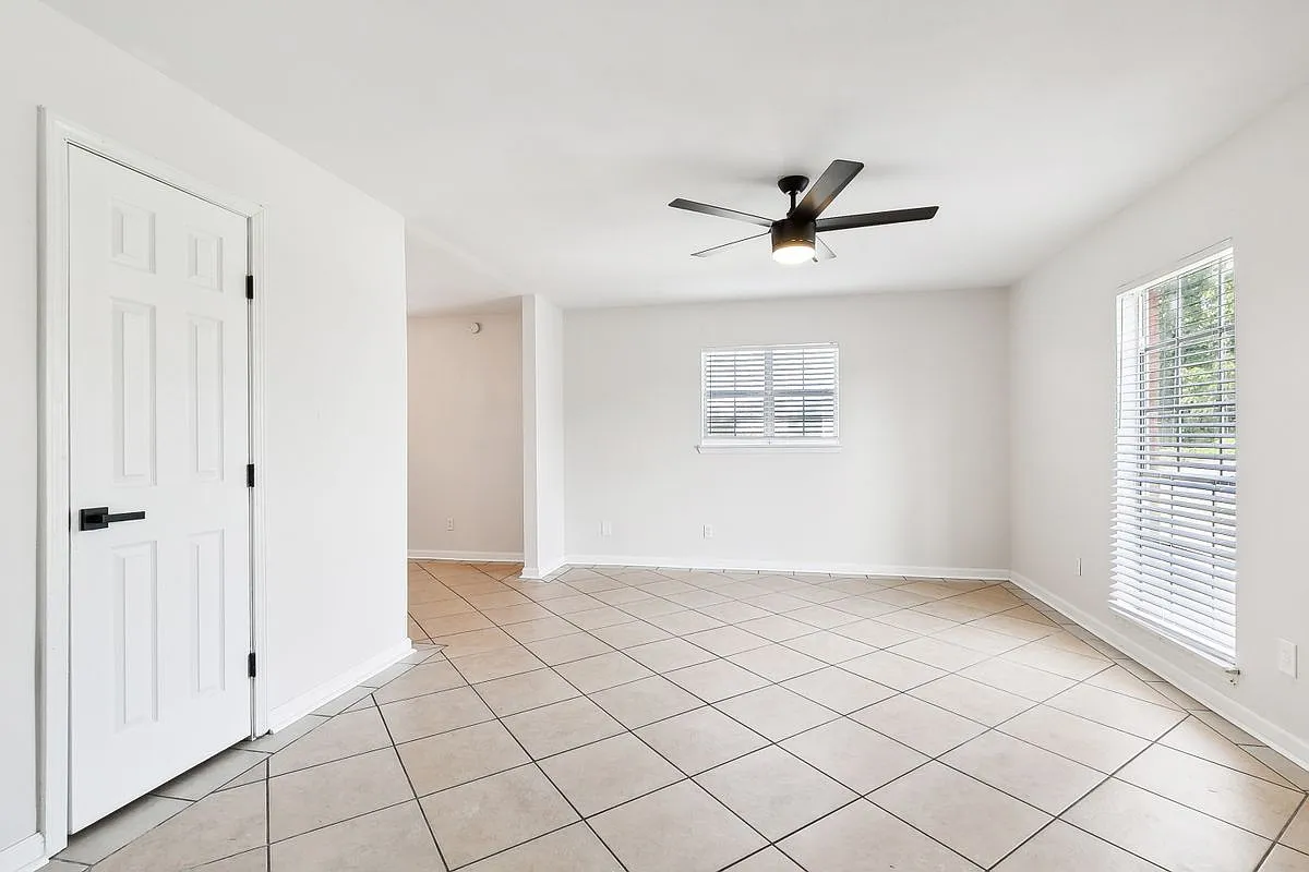 3 bed, 1.5 bath, 1650 sqft, $1,850 — Photo 1