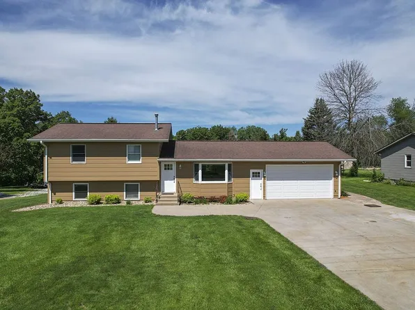 1371 James Ave NE, Swisher, IA 52338