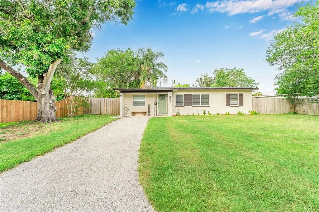 3 bed, 1.0 bath, 1035 sqft, $2,500 — Photo 2