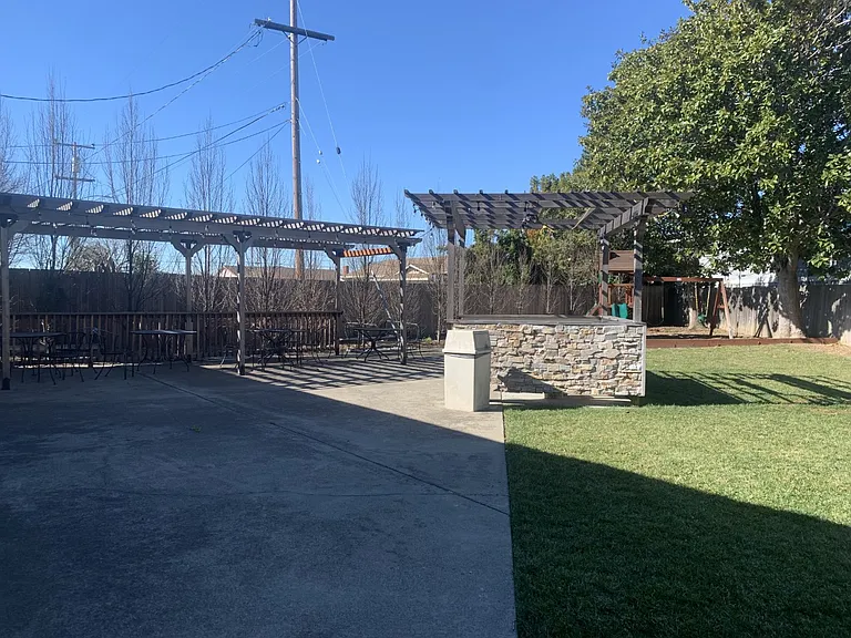 Chateau Manor — Photo 29