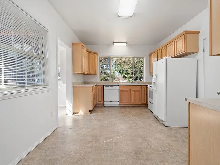 709 McKenzie Ave — Photo 7