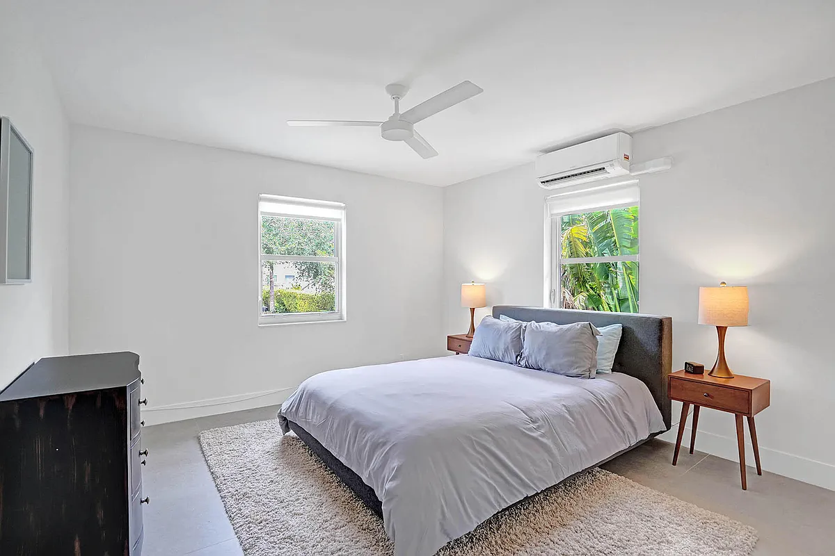 Photo 2 of 37 - 625 NE 13th Ave #2 - Fort Lauderdale, FL Building Photo - 625 NE 13th Ave #2