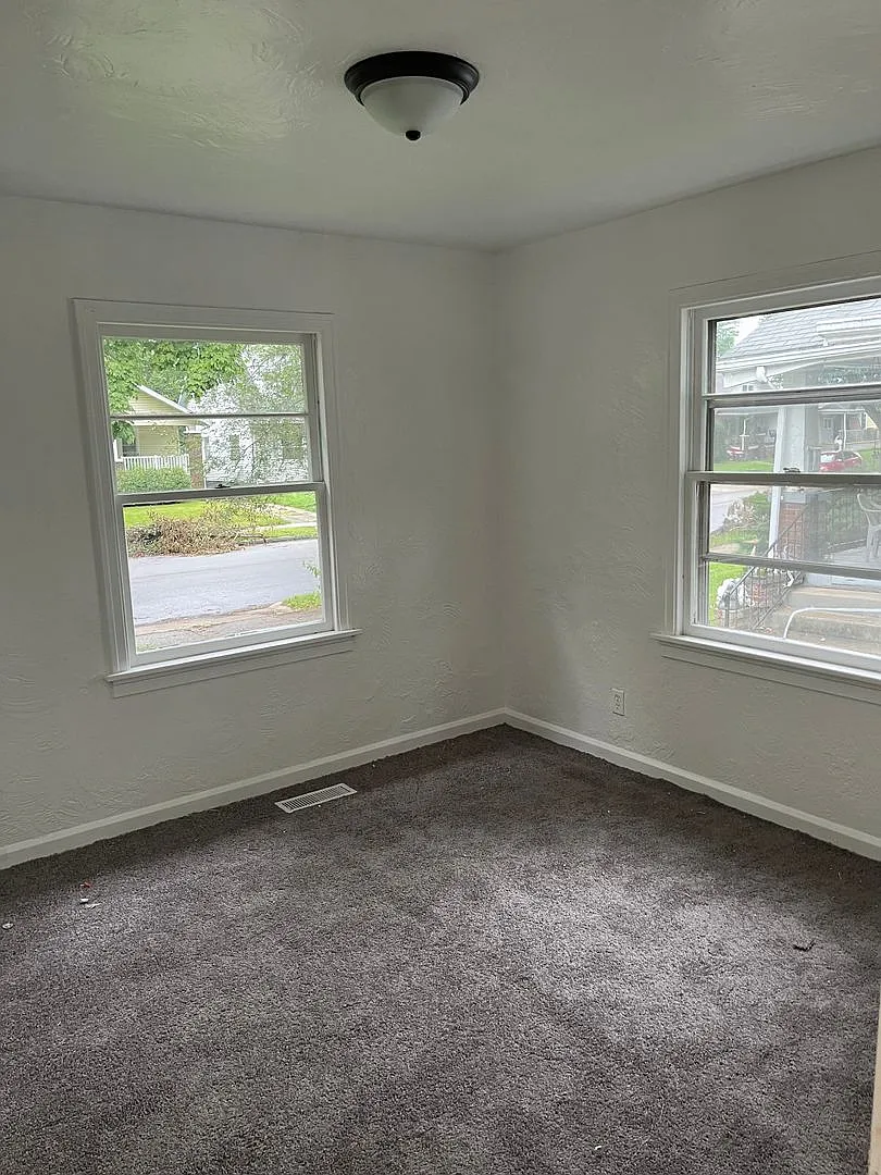 Single Family Home 2 Bd 1 Bath, $950 — Photo 4