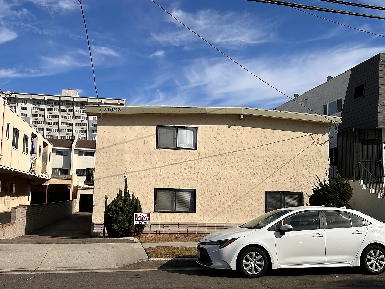 2 bed, 750 sqft, $2,300 — Photo 2
