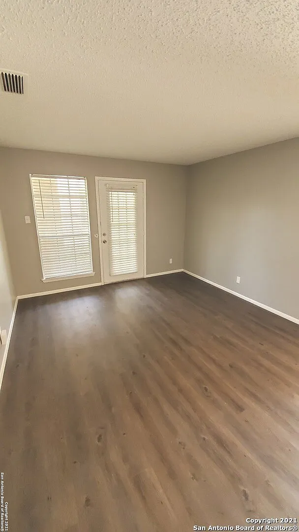 1 bed, 700 sqft, $1,050 — Photo 4