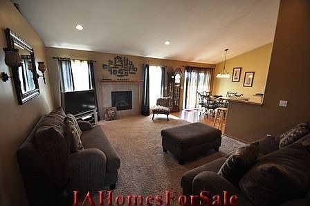 Living Room/ gas fireplace