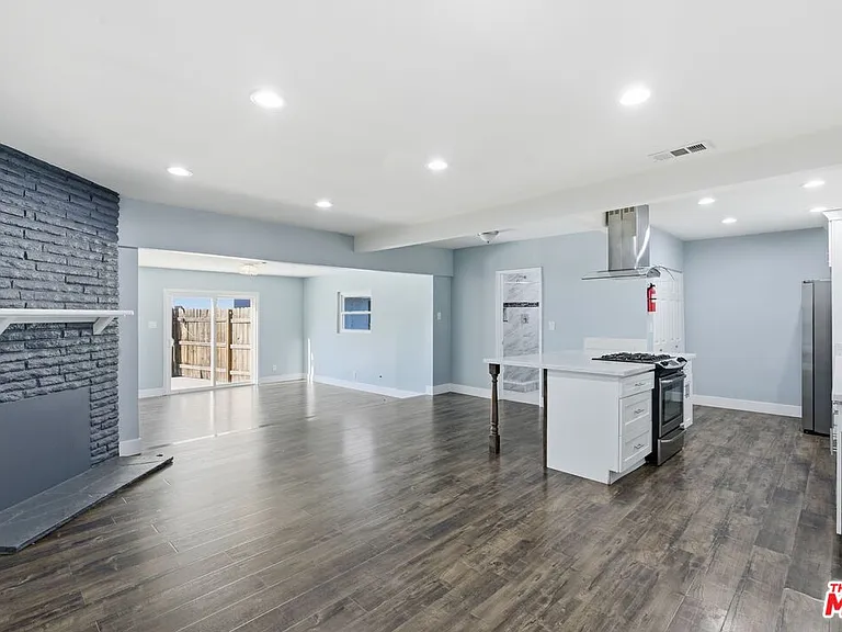 14141 Gault St — Photo 3