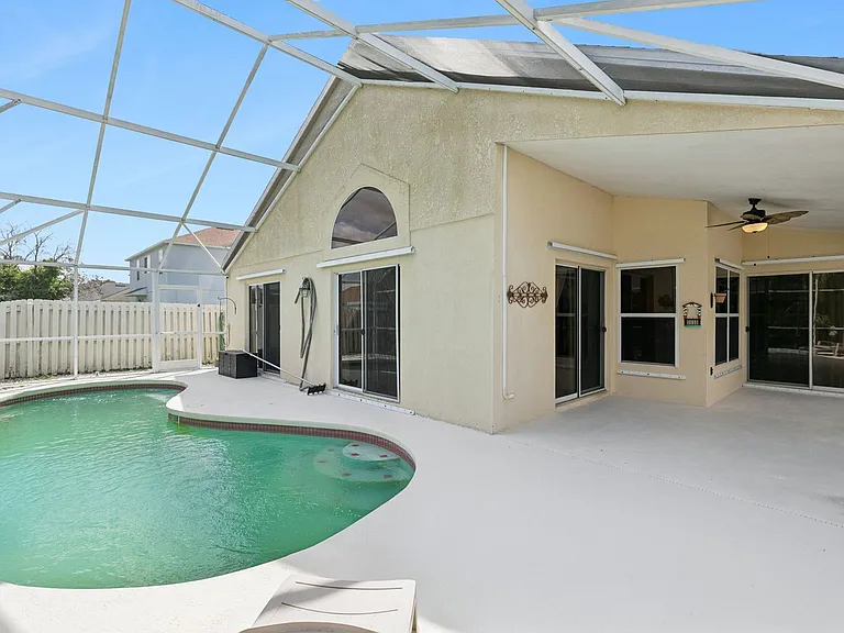 13750 Huntwick Dr — Photo 32