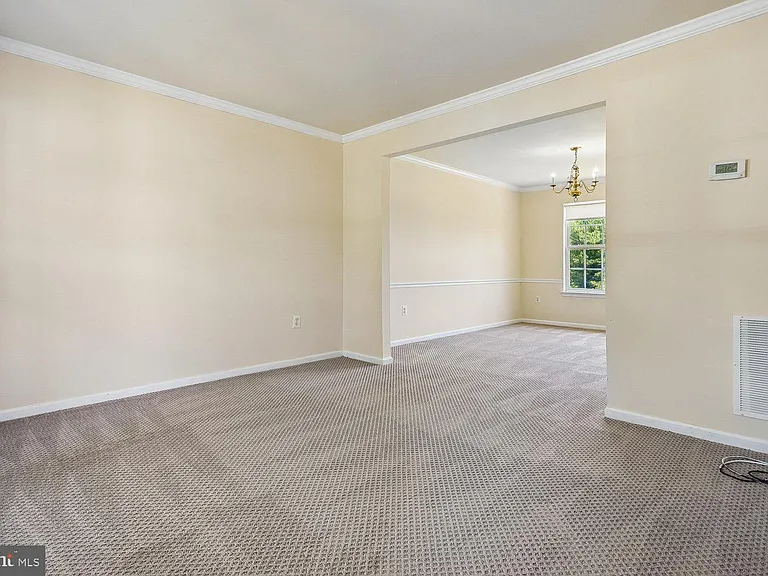 14677 Cloverdale Rd — Photo 12