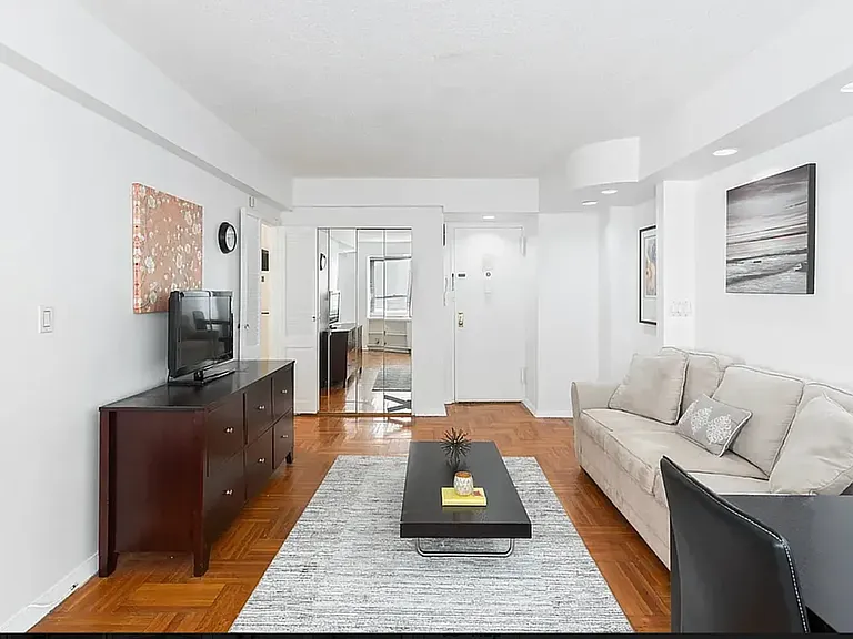 210 E 47th St #10B — Photo 1