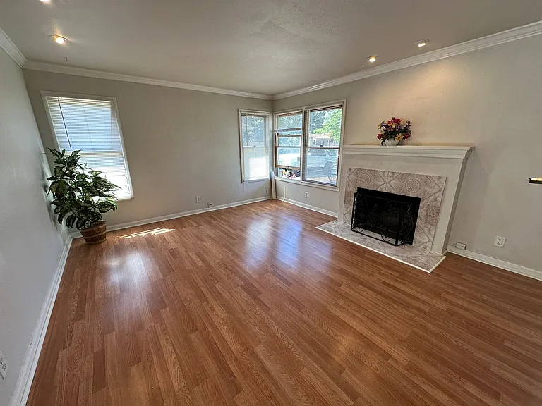546 Richmond Ave — Photo 4
