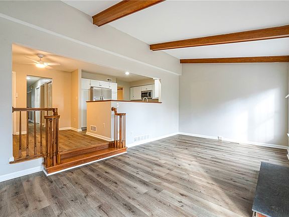 5th image of 402 Royal Ct