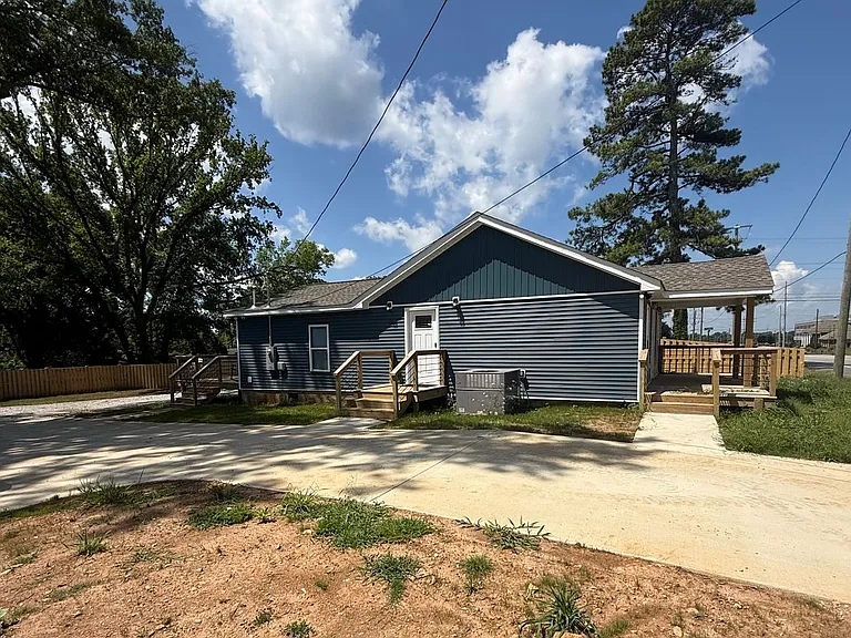 2108 Veterans Dr — Photo 3