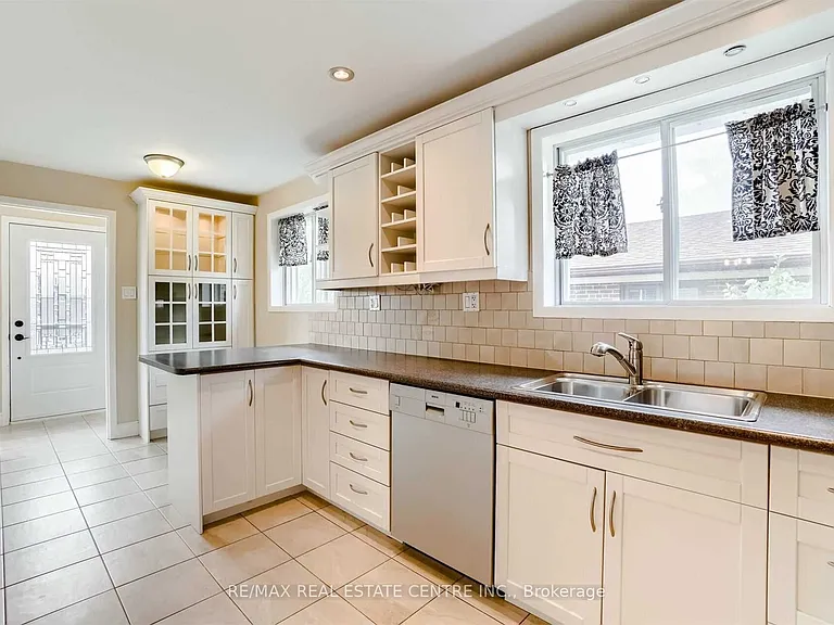 3385 Ellengale Dr #UPPER — Photo 11