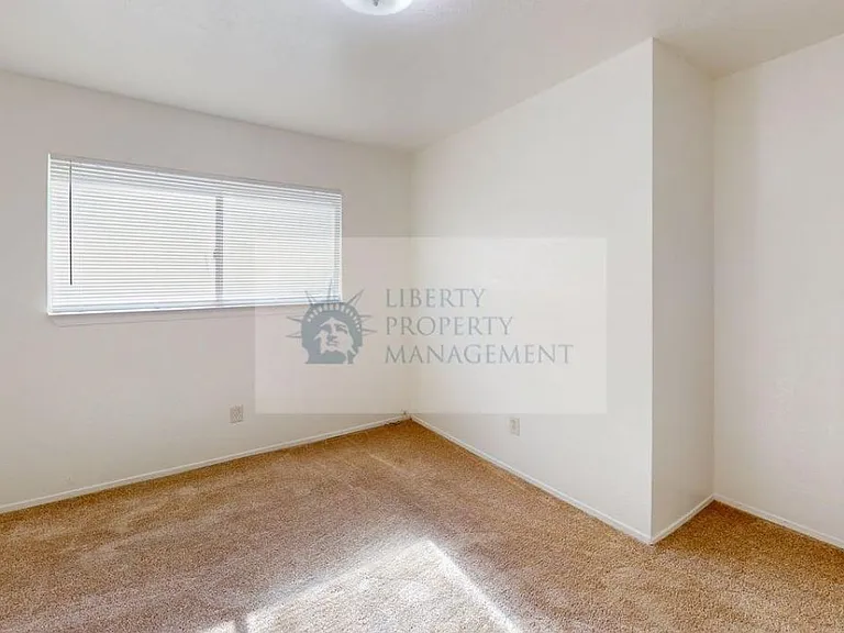 963 E H St #13 — Photo 11