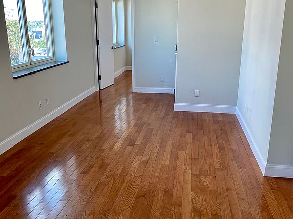 4th image of 4604 Vernon Blvd Unit 6-A