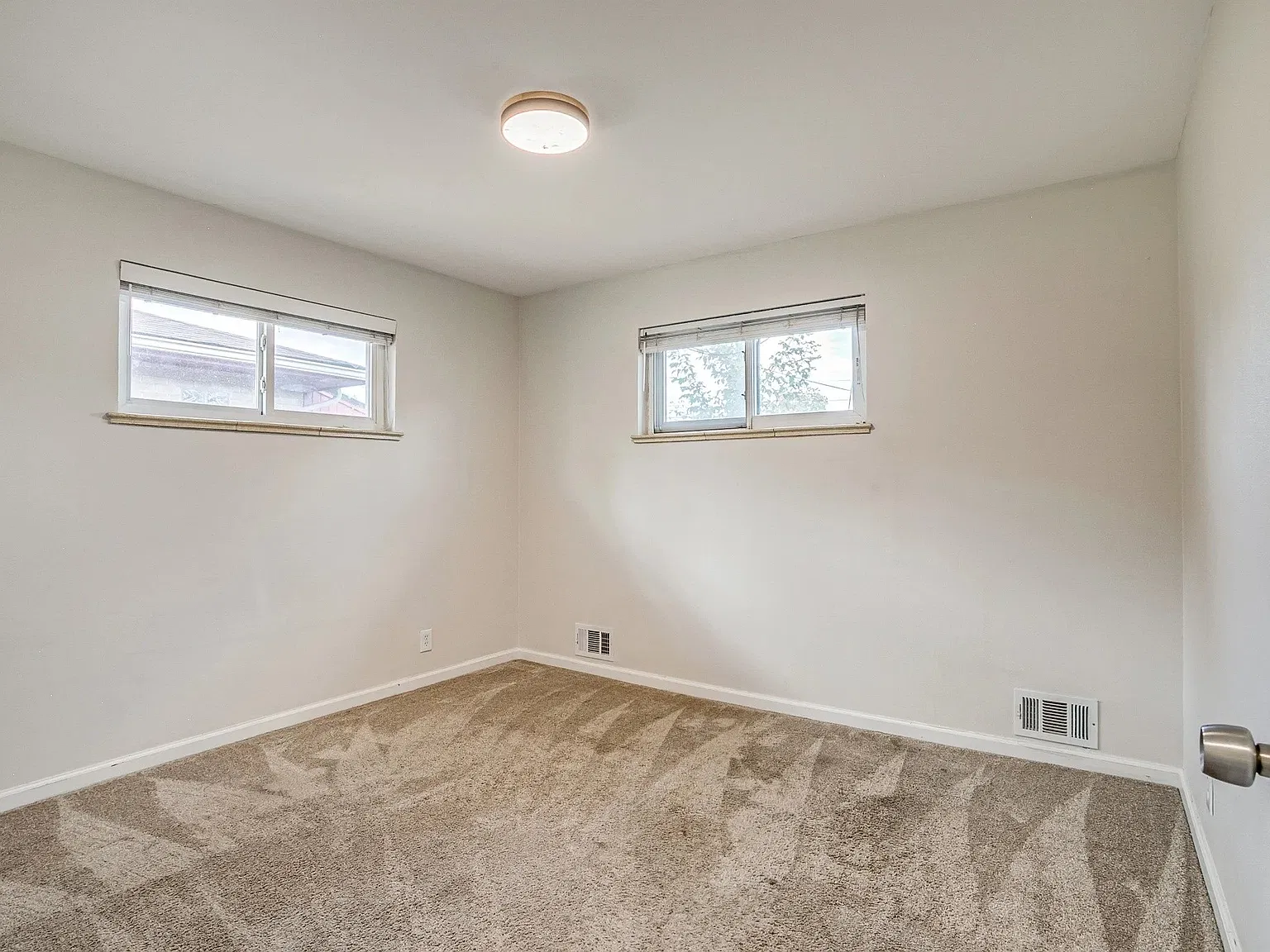 5 bed, 1.0 bath, 2400 sqft, $595 — Photo 2