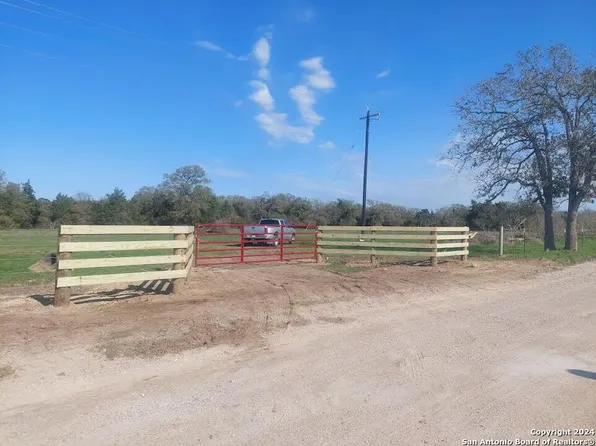000 CR 401, Waelder, TX 78959