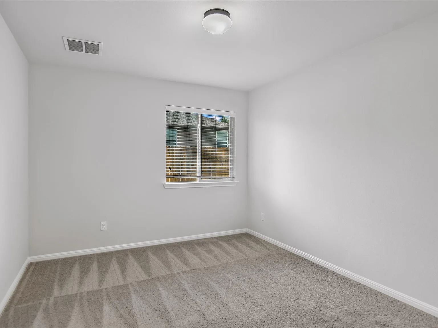 4 bed, 2.0 bath, 2213 sqft, $2,300 — Photo 4