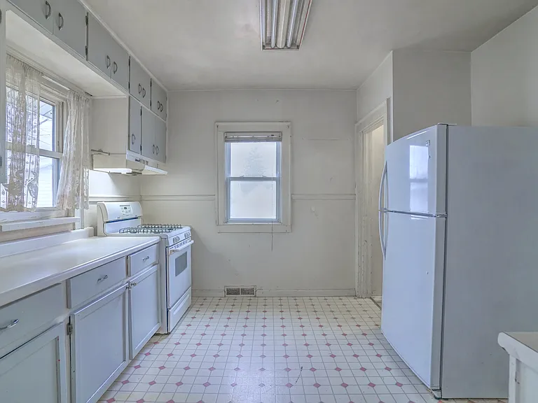 525 E Eckman St — Photo 9