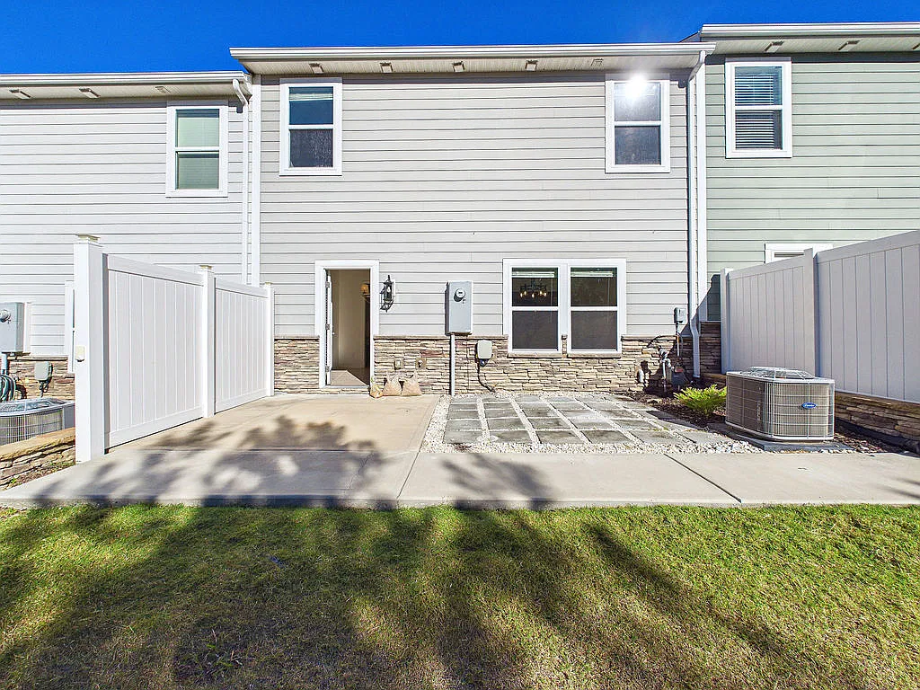 3 bed, 2.5 bath, 2200 sqft, $2,450 — Photo 3