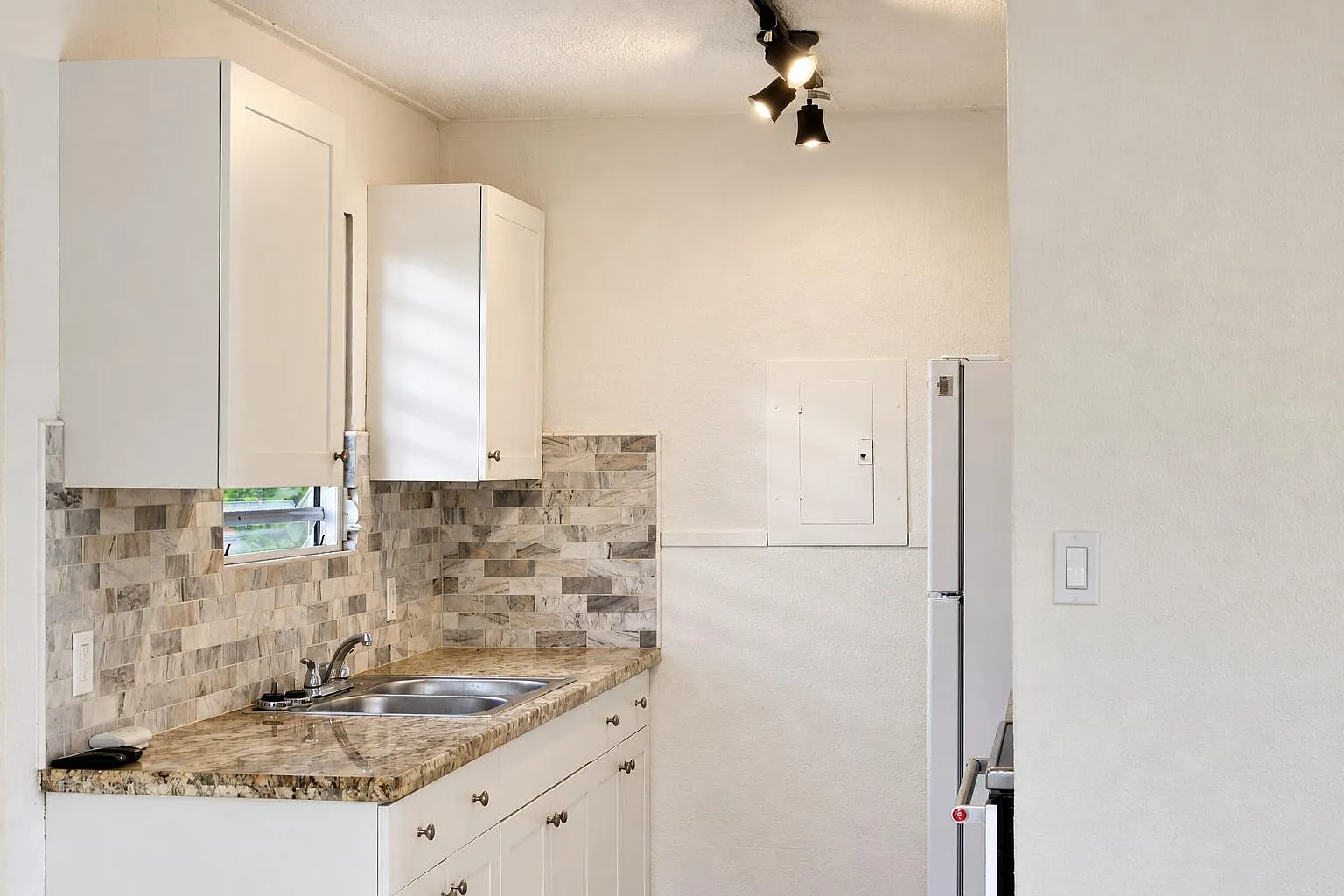 3 bed, $1,800 — Photo 3