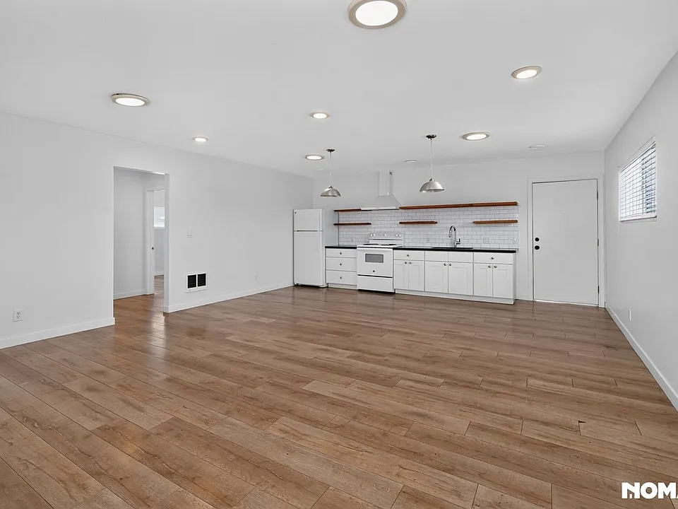 2326 Locust Ave #7