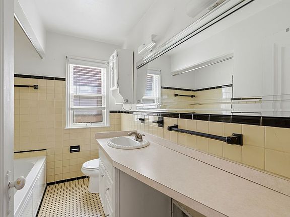 3rd image of 18968 Murray Hill St