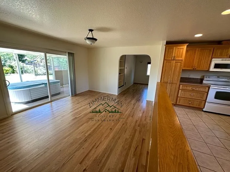 1060 Randall St — Photo 4