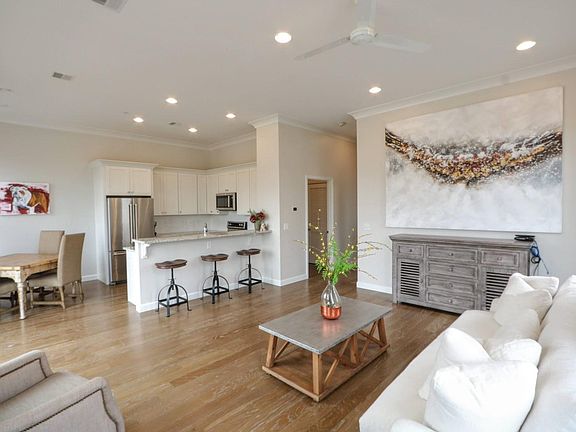 4th image of 550 Russell St Unit 204