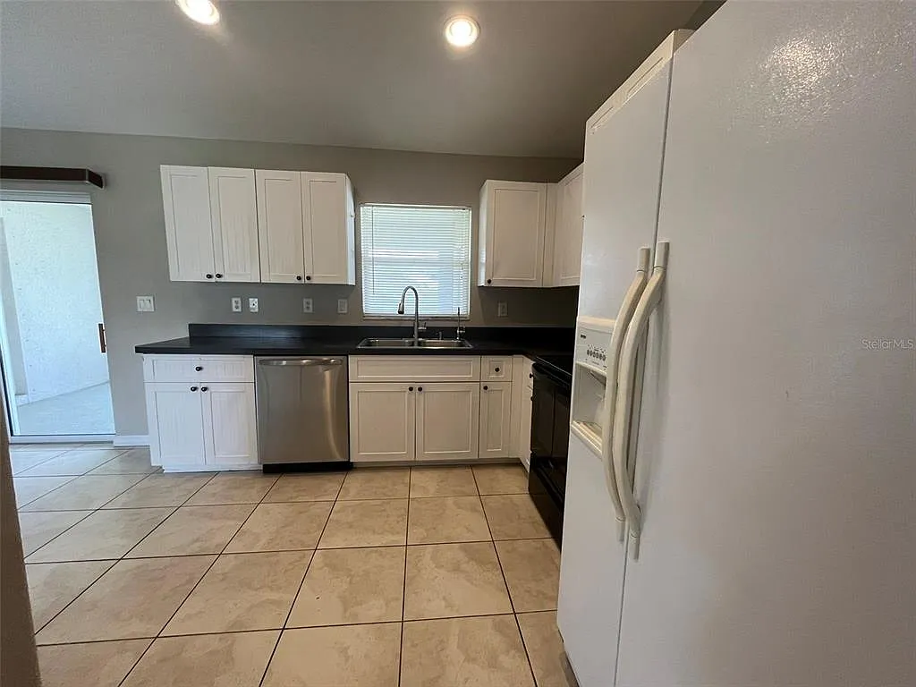 3 bed, 2.0 bath, 1602 sqft, $1,795 — Photo 3