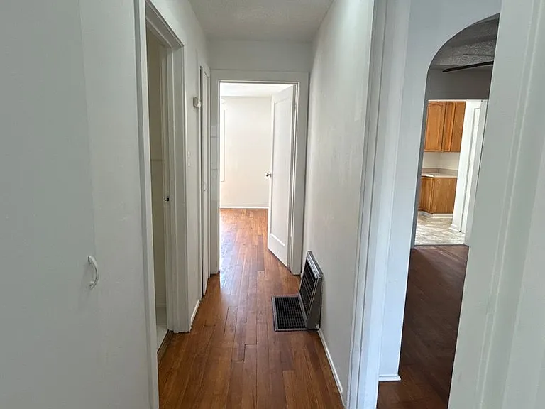 817-823 N Monroe St — Photo 11