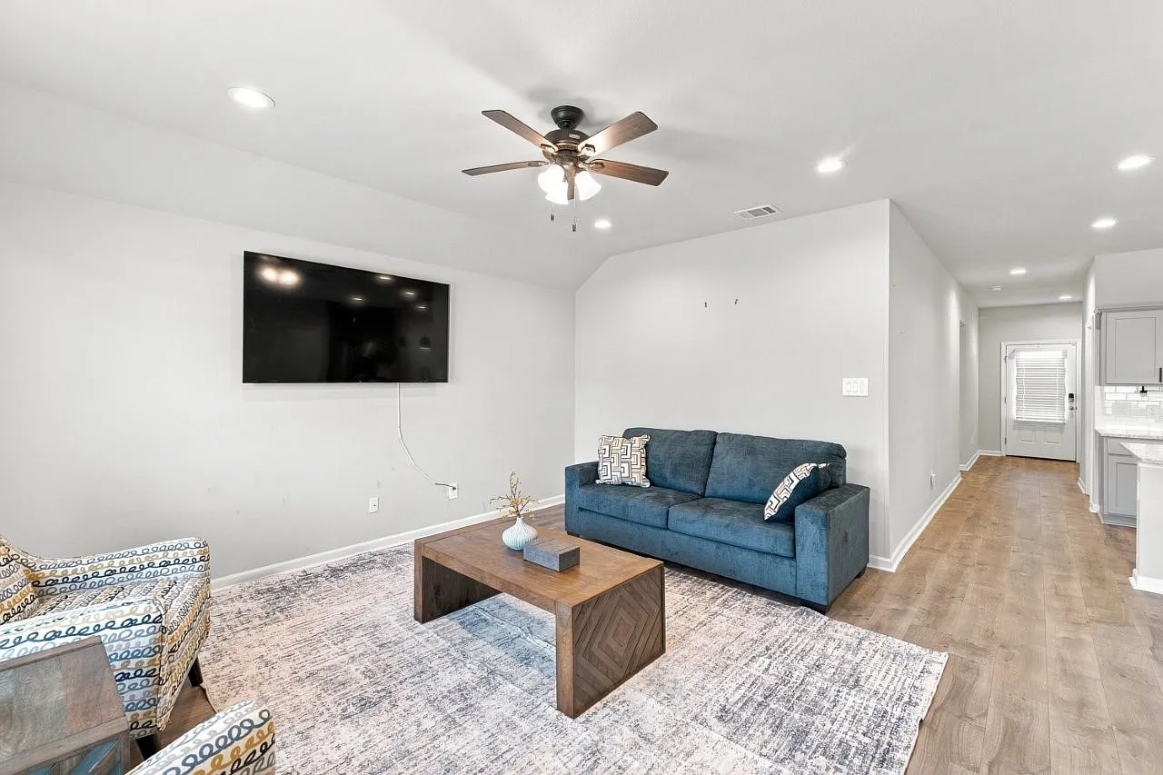 3 bed, 2000 sqft, $3,400 — Photo 2