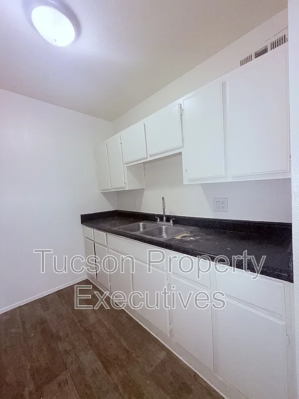 2 bed, 1.0 bath, 1000 sqft, $900 — Photo 1
